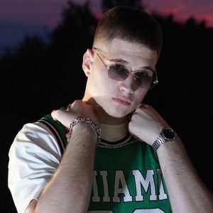 Dux Stanojević, poznati šoumen i pjevač